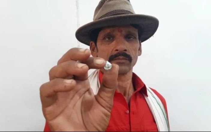 חקלאי מצא יהלום באדמה והתעשר • כותרות מהעולם