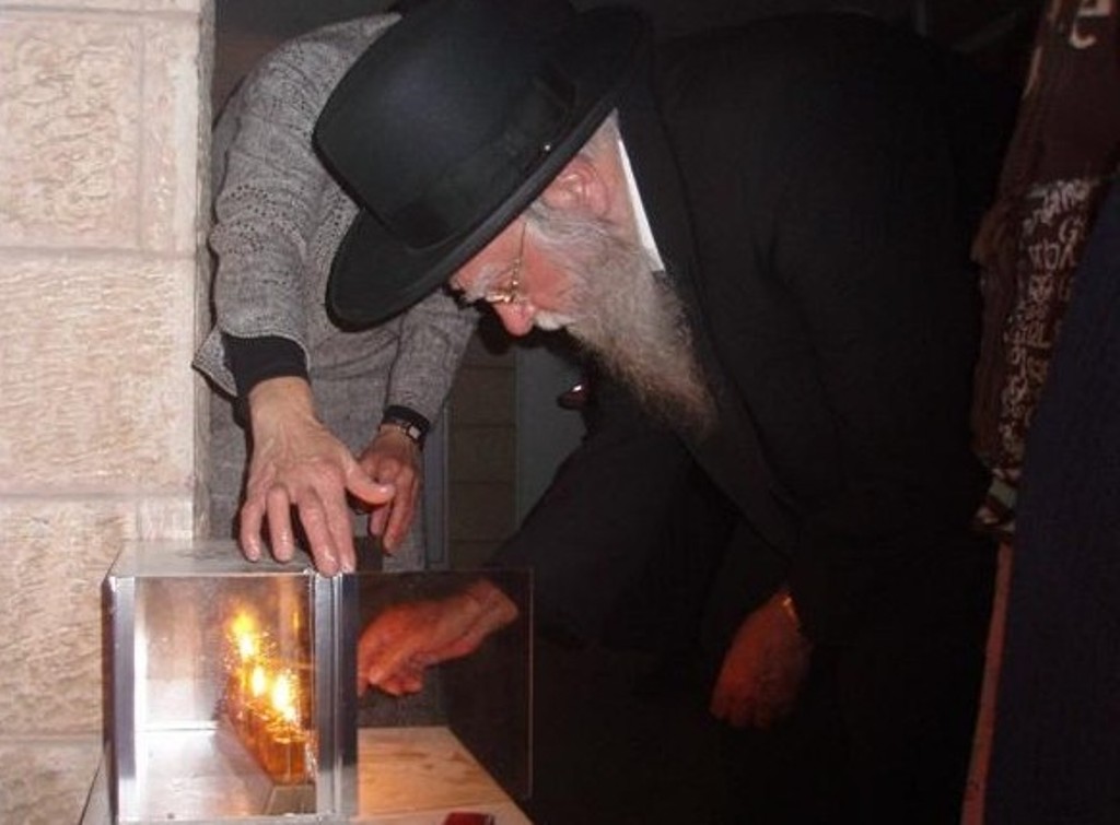 והדליקו נרות בחצרות קודשך: חג החנוכה אצל גדולי ישראל הספרדים והדליקו נרות בחצרות קודשך: חג החנוכה אצל גדולי ישראל הספרדים