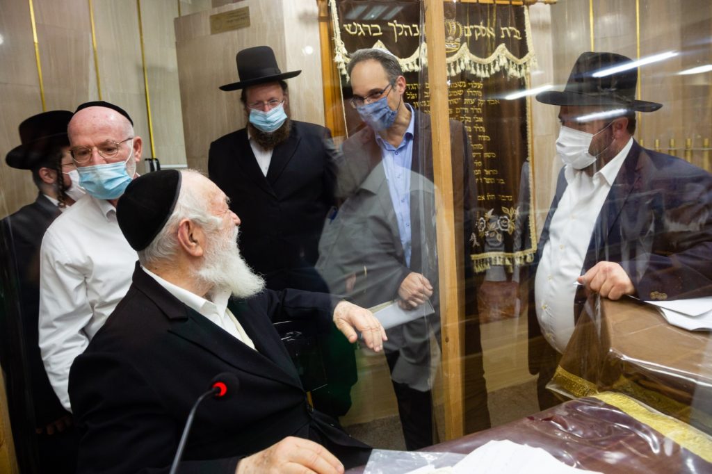 צפו: פולמוס רפואי-הלכתי אצל הרב זילברשטיין על החיסונים