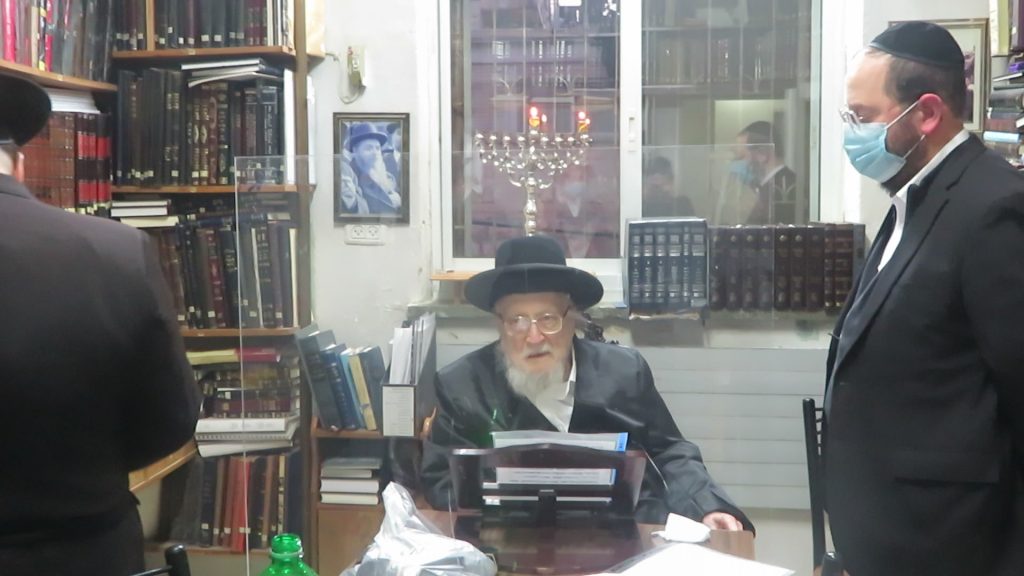 זקן ראשי הישיבות הגר"י שיינר בהדלקת נרות