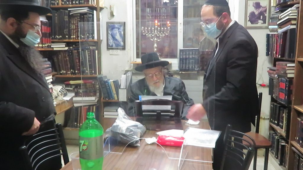 זקן ראשי הישיבות הגר"י שיינר בהדלקת נרות