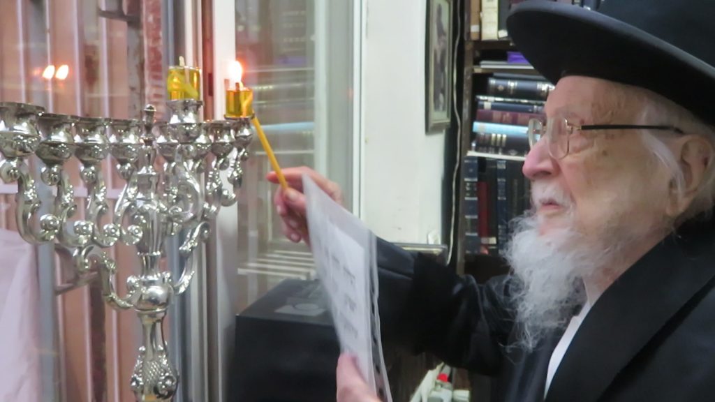 זקן ראשי הישיבות הגר"י שיינר בהדלקת נרות