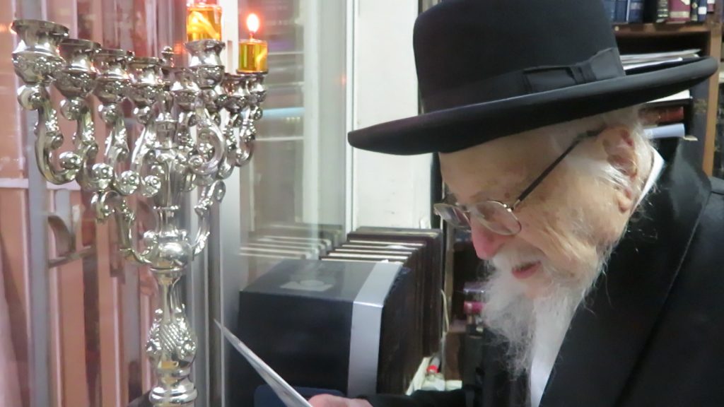 זקן ראשי הישיבות הגר"י שיינר בהדלקת נרות