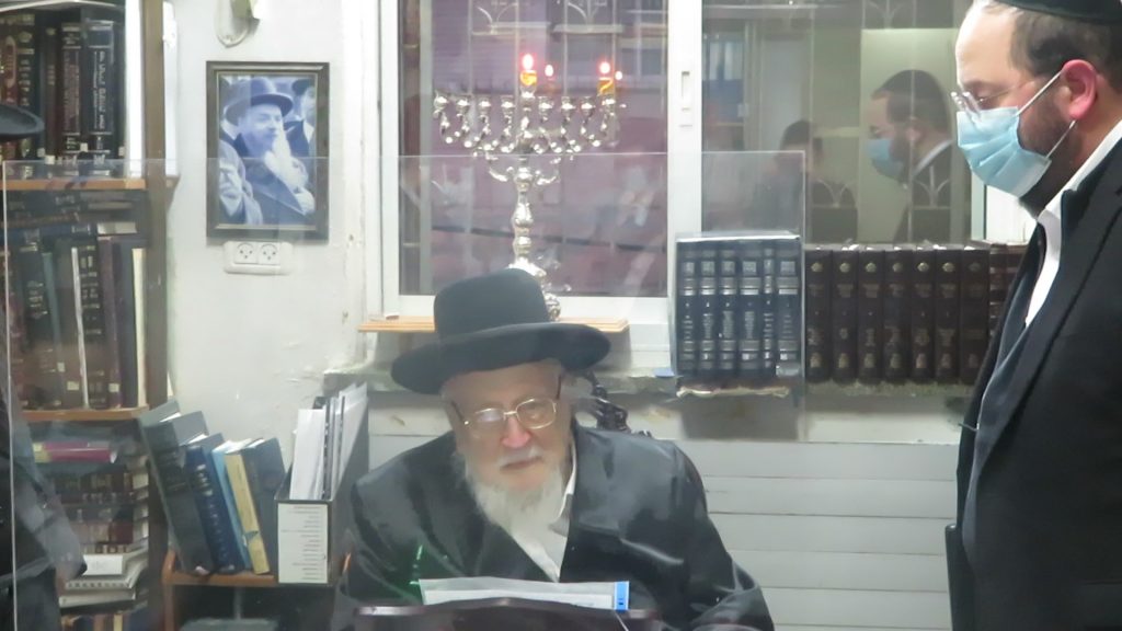 זקן ראשי הישיבות הגר"י שיינר בהדלקת נרות