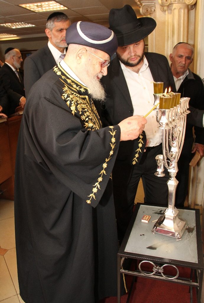 והדליקו נרות בחצרות קודשך: חג החנוכה אצל גדולי ישראל הספרדים והדליקו נרות בחצרות קודשך: חג החנוכה אצל גדולי ישראל הספרדים