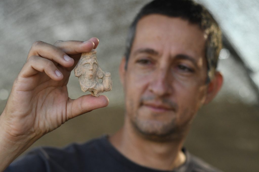 נרות עתיקים הנושאים את דגם 'המנורה' נחשפו בבית שמש