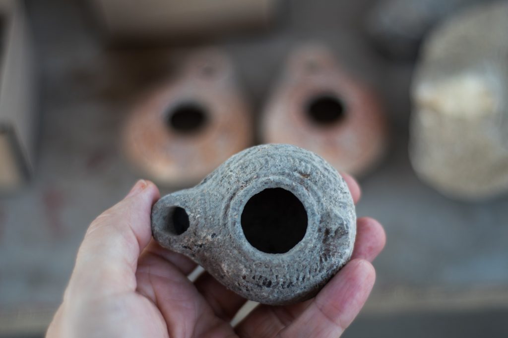 נרות עתיקים הנושאים את דגם 'המנורה' נחשפו בבית שמש