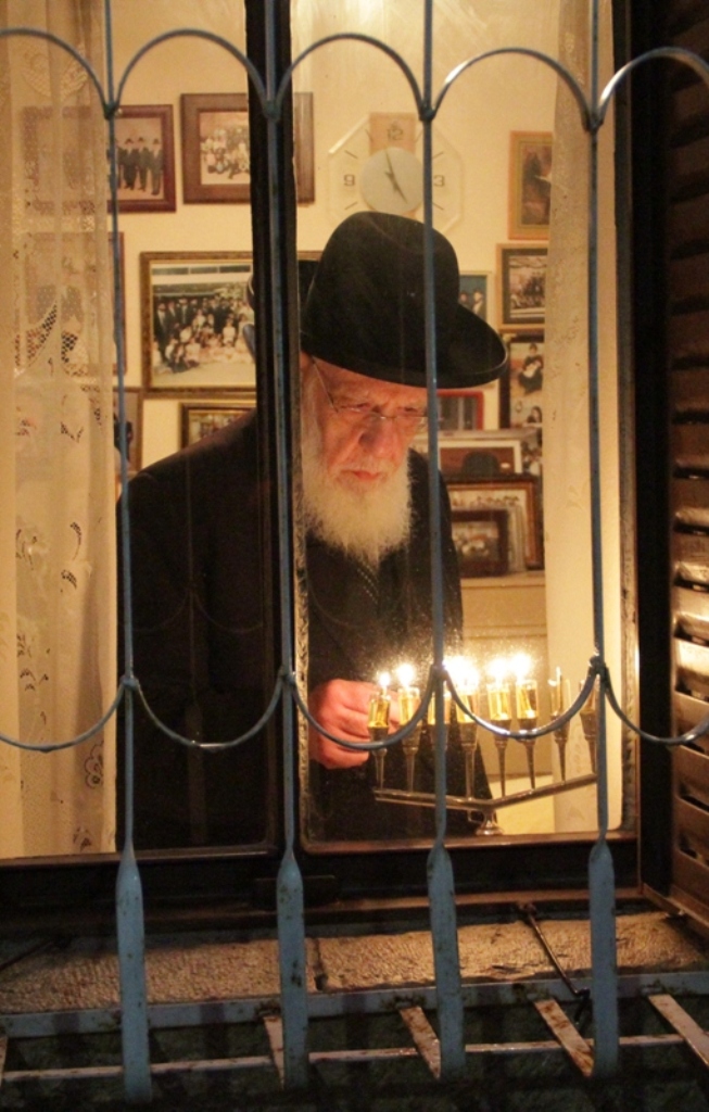 והדליקו נרות בחצרות קודשך: חג החנוכה אצל גדולי ישראל הספרדים והדליקו נרות בחצרות קודשך: חג החנוכה אצל גדולי ישראל הספרדים