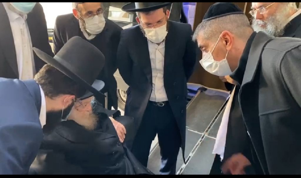 שר התורה בביקור חולים אצל בנו הגר"ש בשיבא