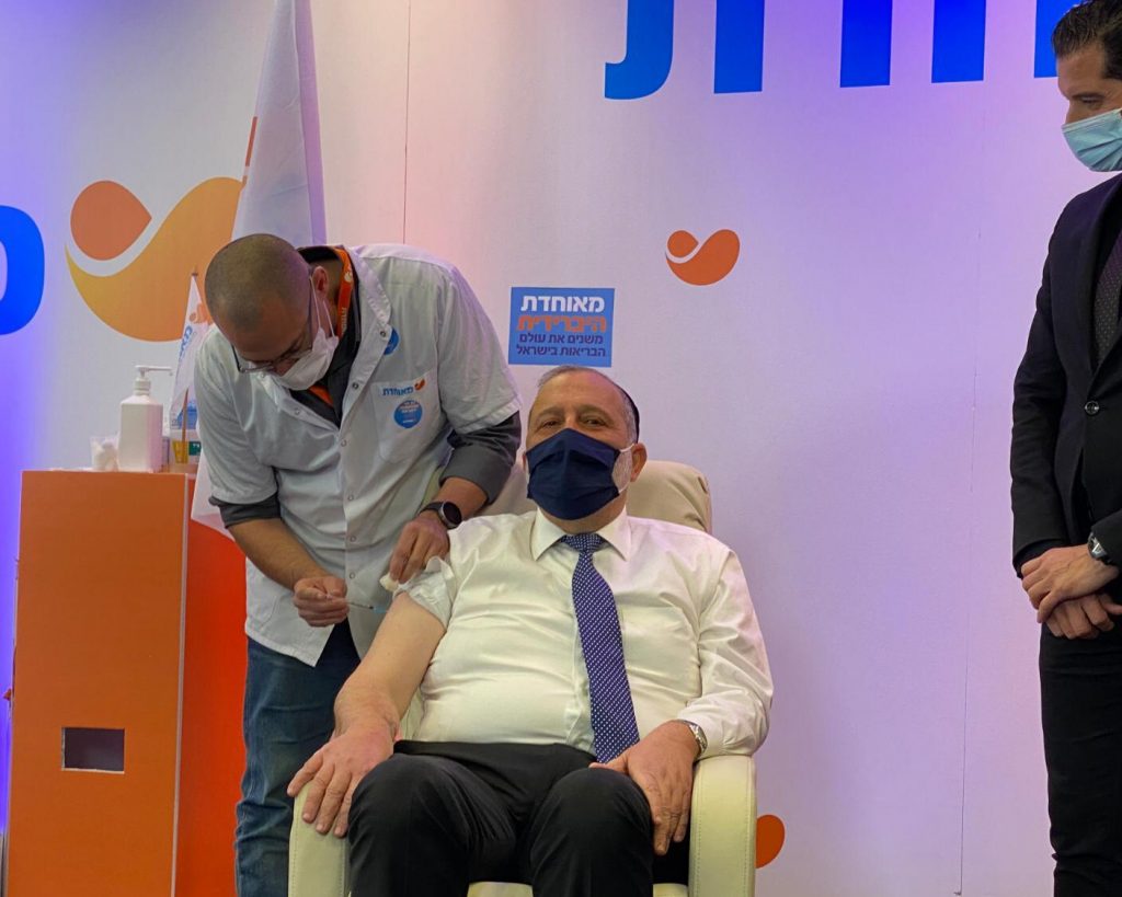 תיעוד: שר הפנים אריה דרעי קיבל חיסון לקורונה
