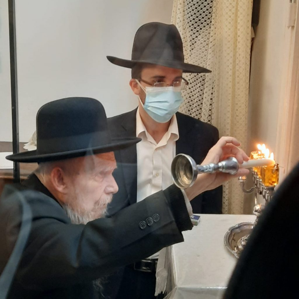 והדליקו נרות בחצרות קודשך: מרן ראש הישיבה הגרי"ג אדלשטיין בהדלקת נר חנוכה