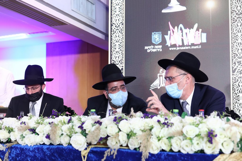 האברכים נבחנו על הלכות חנוכה וזכו בפרסים יקרי ערך • גלריה