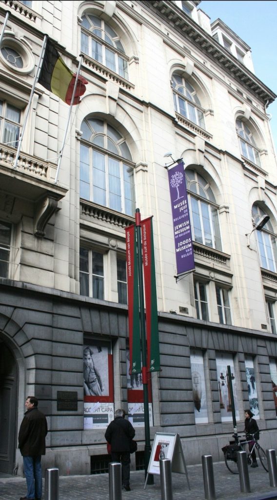 פרסם תמונה של היטלר ויקבל קנס ענק • כותרות העולם היהודי