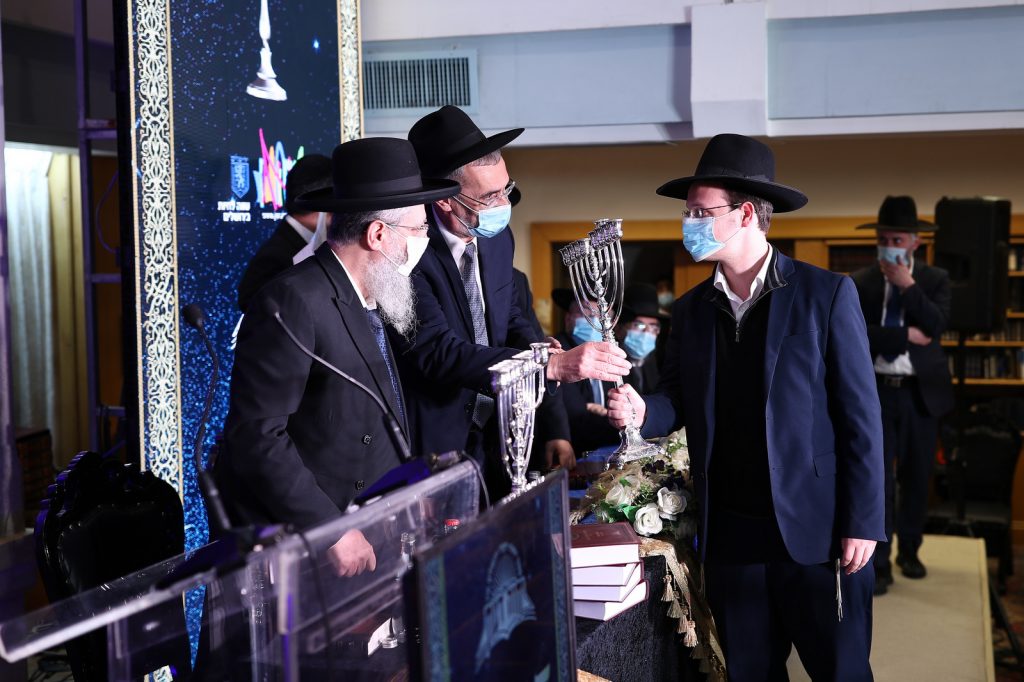 האברכים נבחנו על הלכות חנוכה וזכו בפרסים יקרי ערך • גלריה