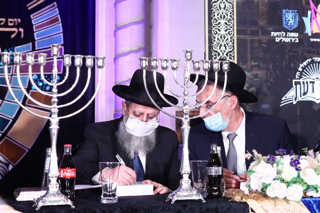 האברכים נבחנו על הלכות חנוכה וזכו בפרסים יקרי ערך • גלריה