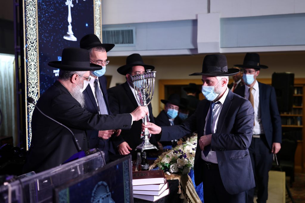 האברכים נבחנו על הלכות חנוכה וזכו בפרסים יקרי ערך • גלריה