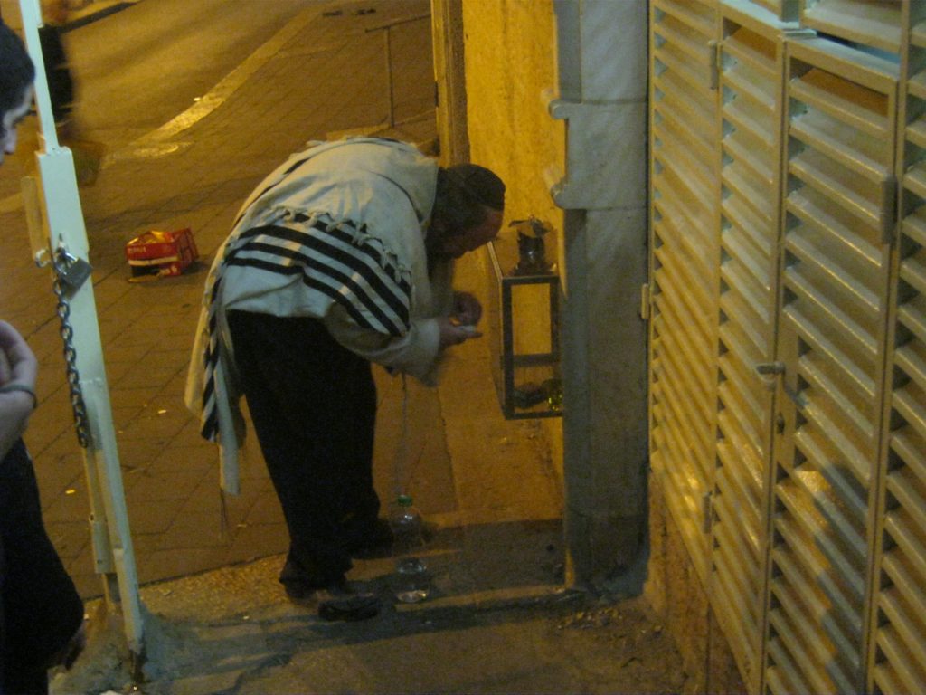 והדליקו נרות בחצרות קודשך: חג החנוכה אצל גדולי ישראל הספרדים והדליקו נרות בחצרות קודשך: חג החנוכה אצל גדולי ישראל הספרדים