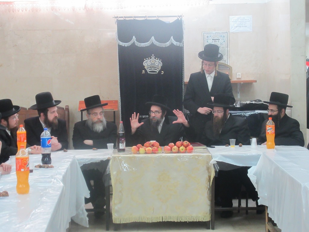 האדמו"ר מסקולען חיזק את הבחורים הצעירים