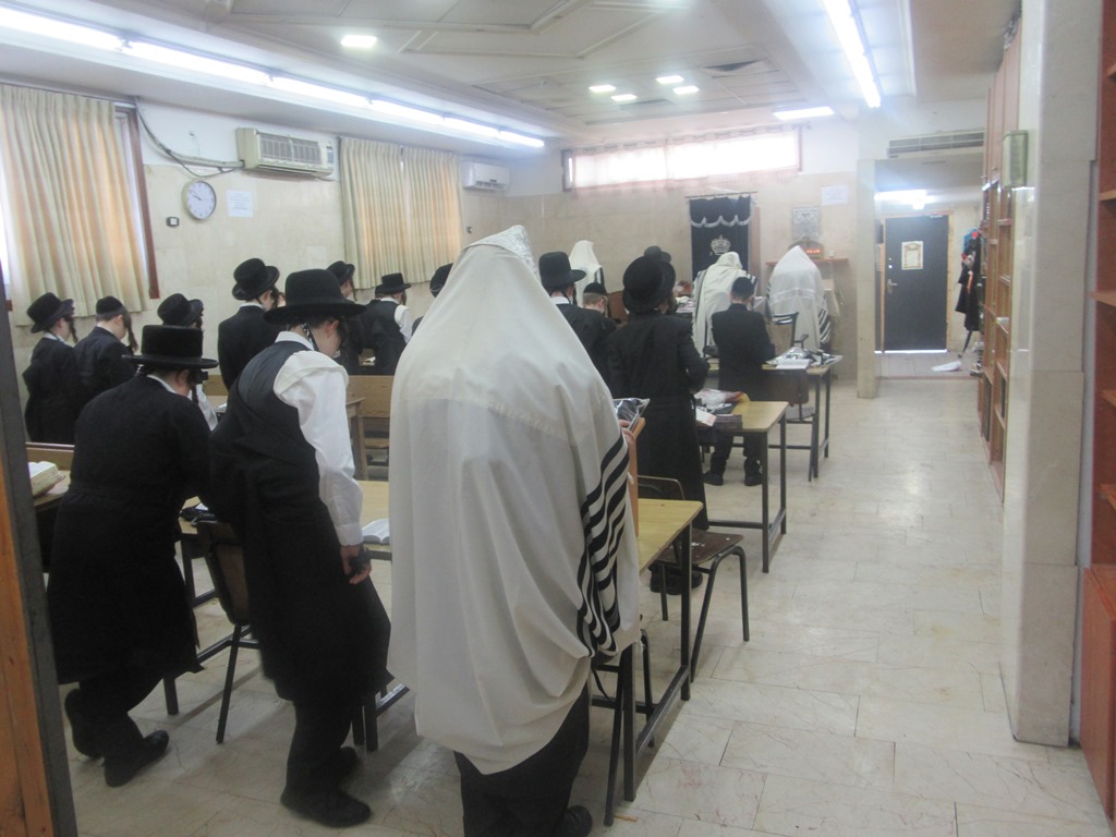 האדמו"ר מסקולען חיזק את הבחורים הצעירים