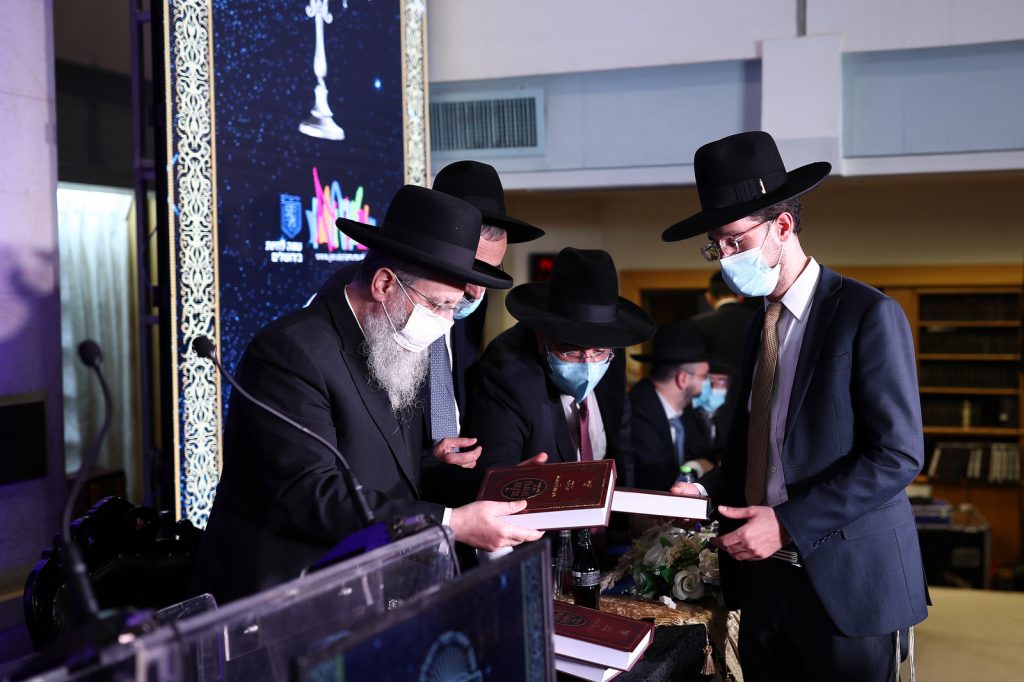 האברכים נבחנו על הלכות חנוכה וזכו בפרסים יקרי ערך • גלריה