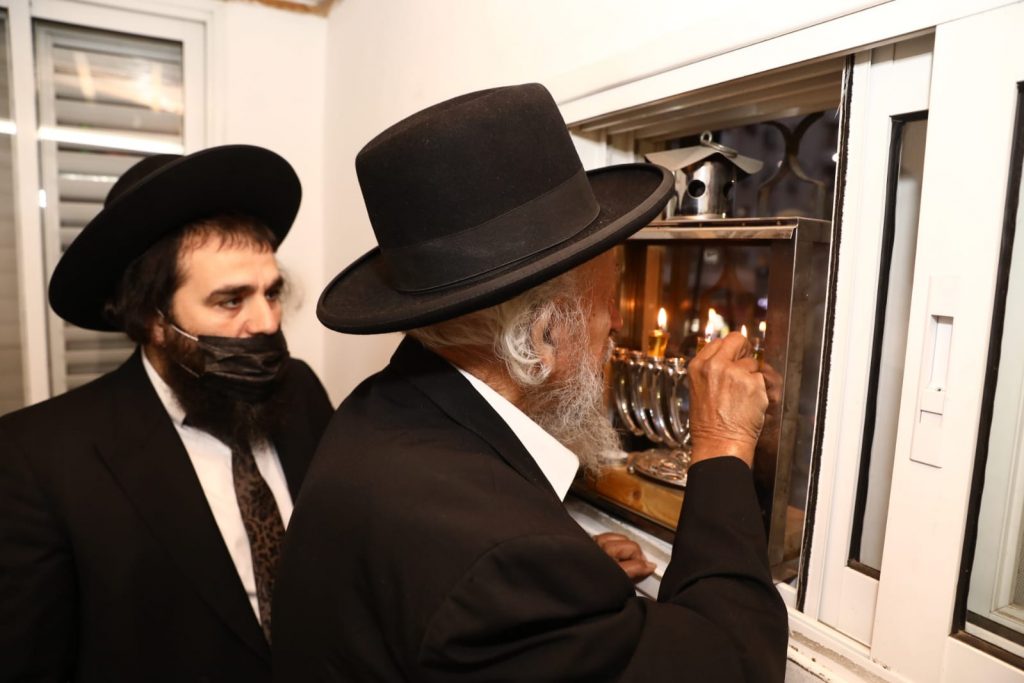 תיעוד מיוחד: הגר"ש בעדני בהדלקת נרות חנוכה תיעוד מיוחד: הגר"ש בעדני בהדלקת נרות חנוכה