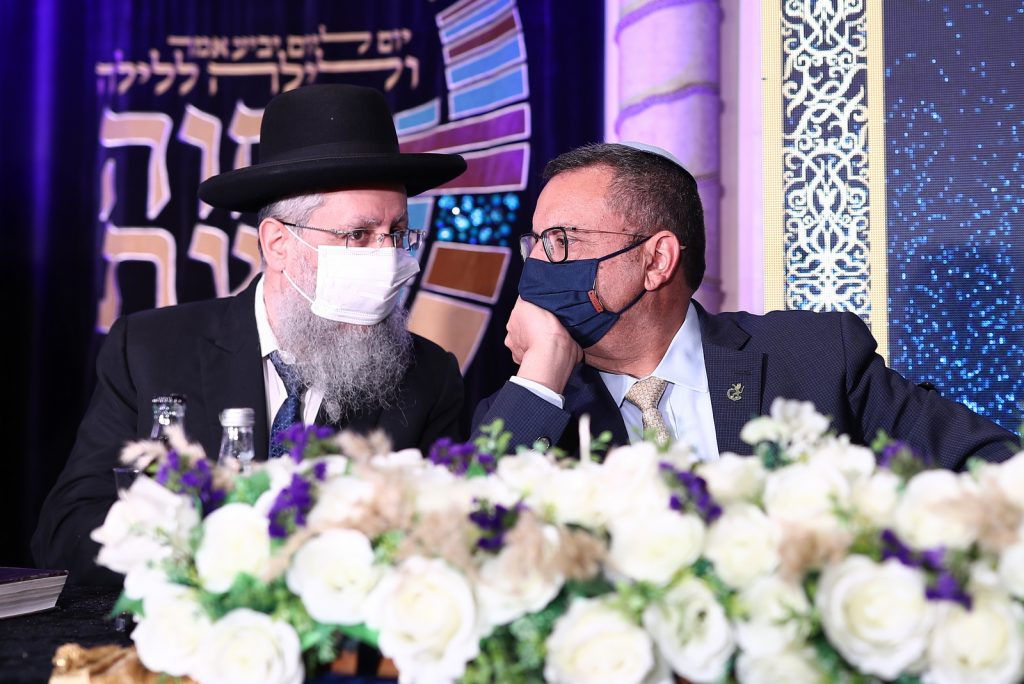 האברכים נבחנו על הלכות חנוכה וזכו בפרסים יקרי ערך • גלריה