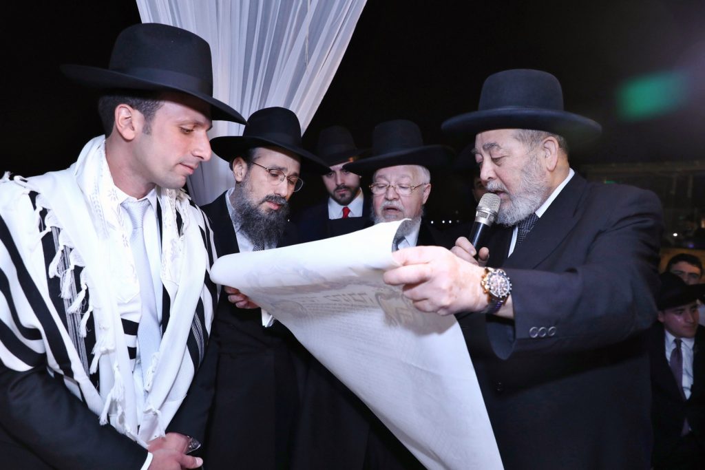 תיעוד: הגר"ד ביטון השיא את ביתו מול הכותל המערבי תיעוד: הגר"ד ביטון השיא את ביתו מול הכותל המערבי