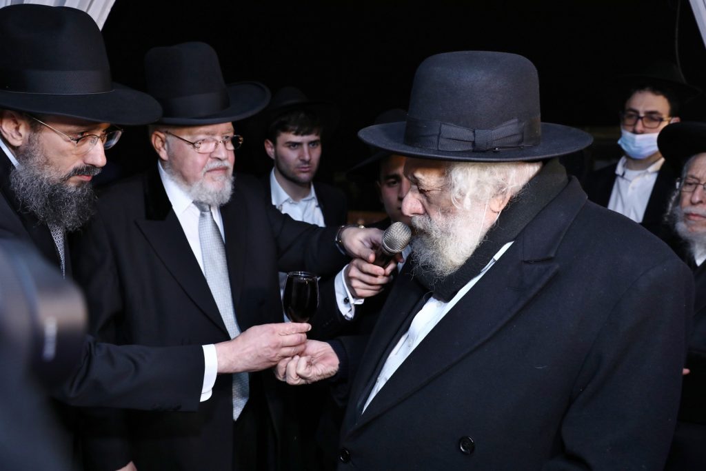 תיעוד: הגר"ד ביטון השיא את ביתו מול הכותל המערבי תיעוד: הגר"ד ביטון השיא את ביתו מול הכותל המערבי