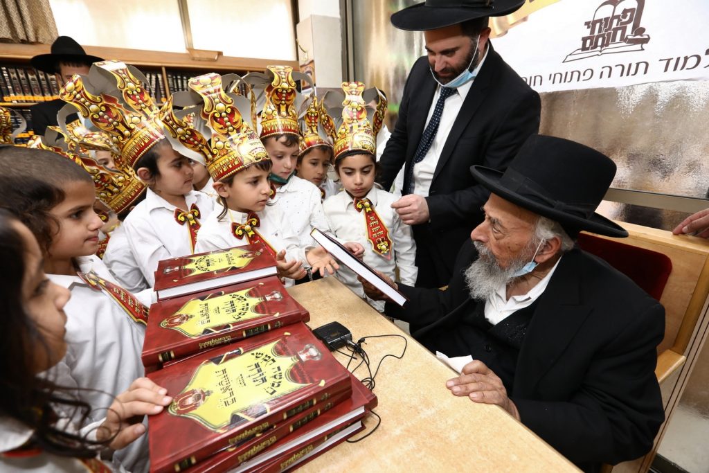 התלמידים מת"א החלו את לימוד החומש בבתי הגדולים