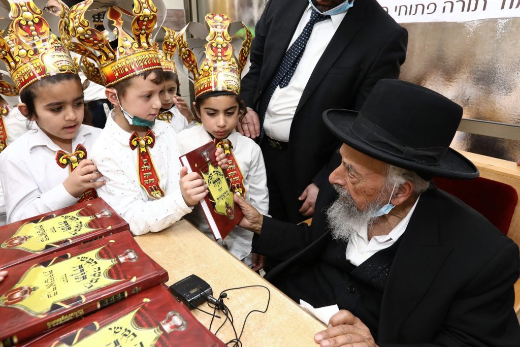 התלמידים מת"א החלו את לימוד החומש בבתי הגדולים