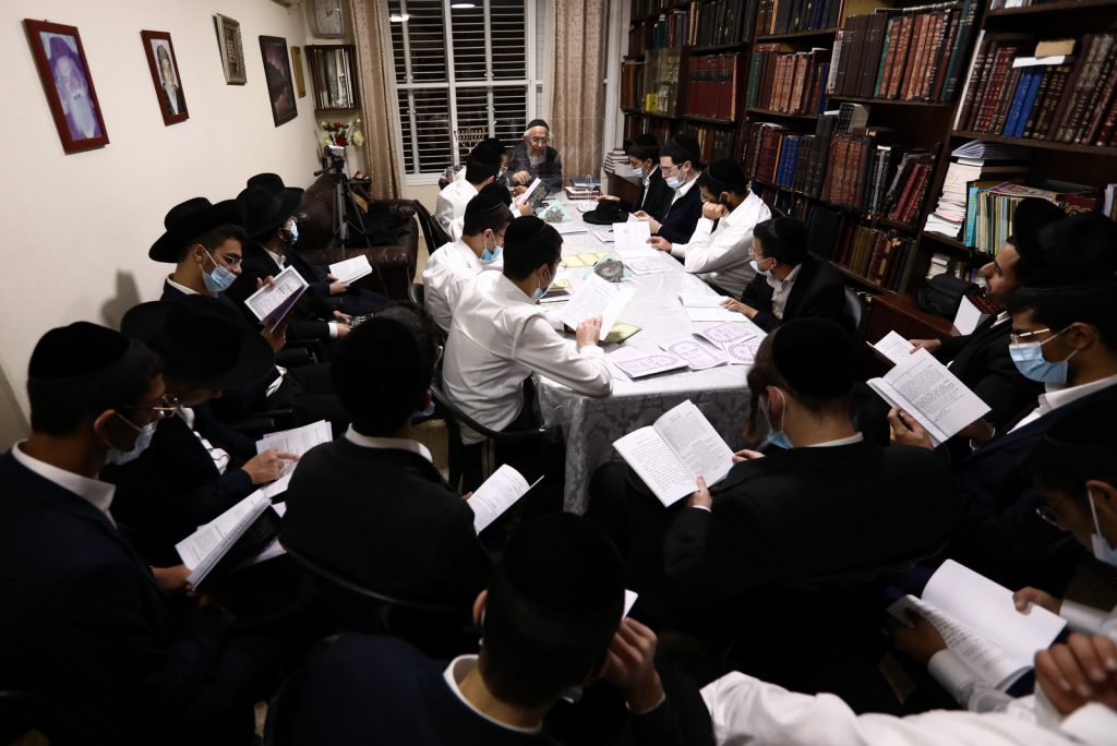 כי נר מצוה ותורה אור: הגר"י רצאבי מסר שיעור והדליק נר ראשון