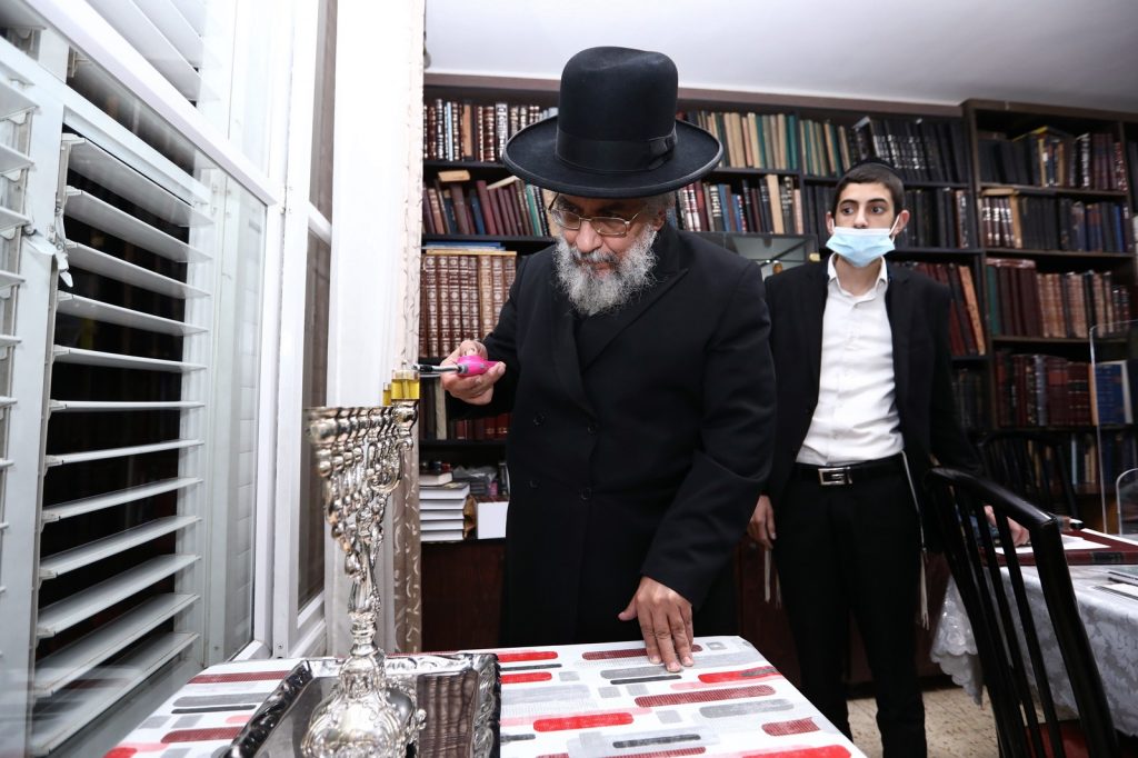 כי נר מצוה ותורה אור: הגר"י רצאבי מסר שיעור והדליק נר ראשון