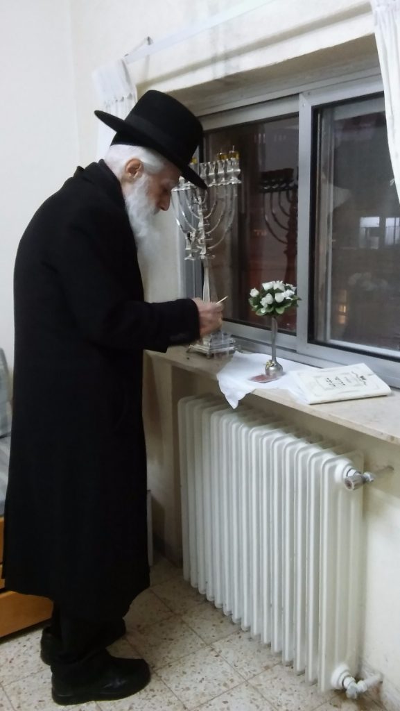 והדליקו נרות בחצרות קודשך: חג החנוכה אצל גדולי ישראל הספרדים והדליקו נרות בחצרות קודשך: חג החנוכה אצל גדולי ישראל הספרדים