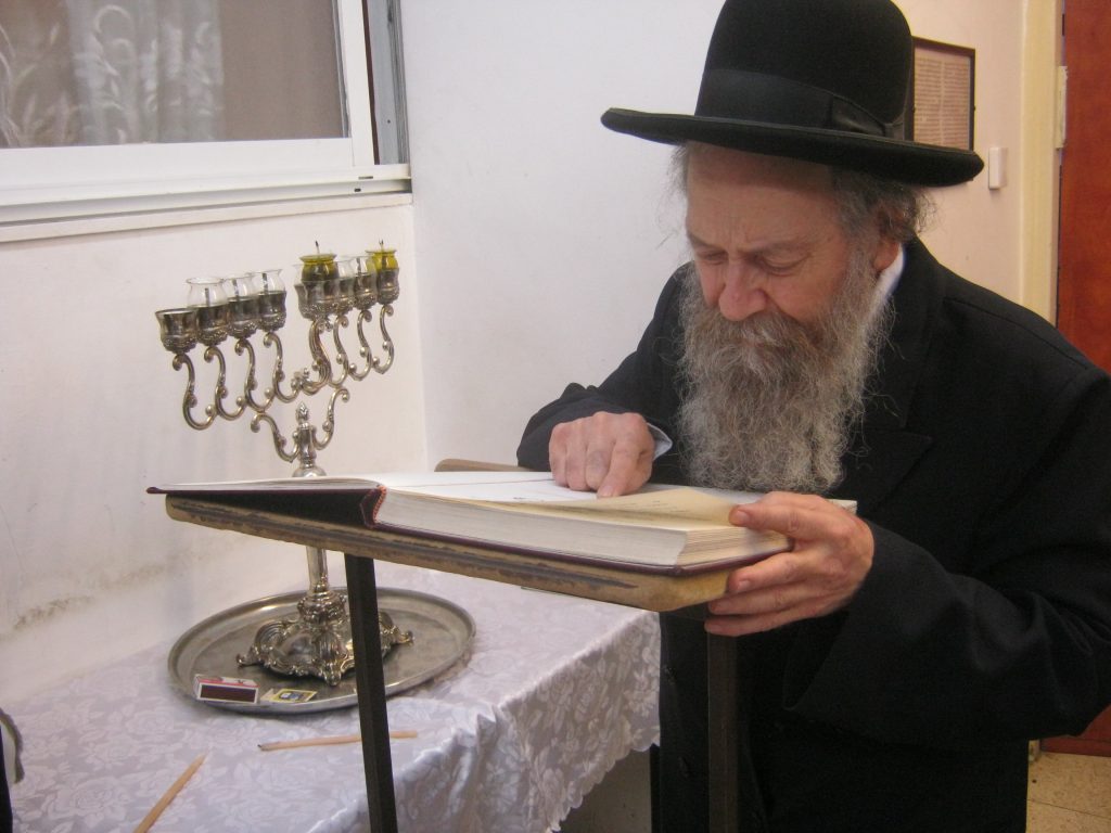 והדליקו נרות בחצרות קודשך: חג החנוכה אצל גדולי ישראל הספרדים והדליקו נרות בחצרות קודשך: חג החנוכה אצל גדולי ישראל הספרדים