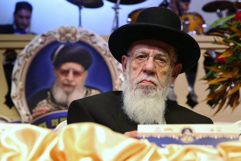 והדליקו נרות בחצרות קודשך: חג החנוכה אצל גדולי ישראל הספרדים