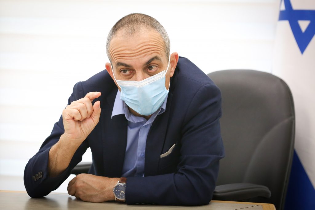 בעקבות הדעיכה: במערכת הבריאות שוקלים לבטל את הבדיקות והמסיכות