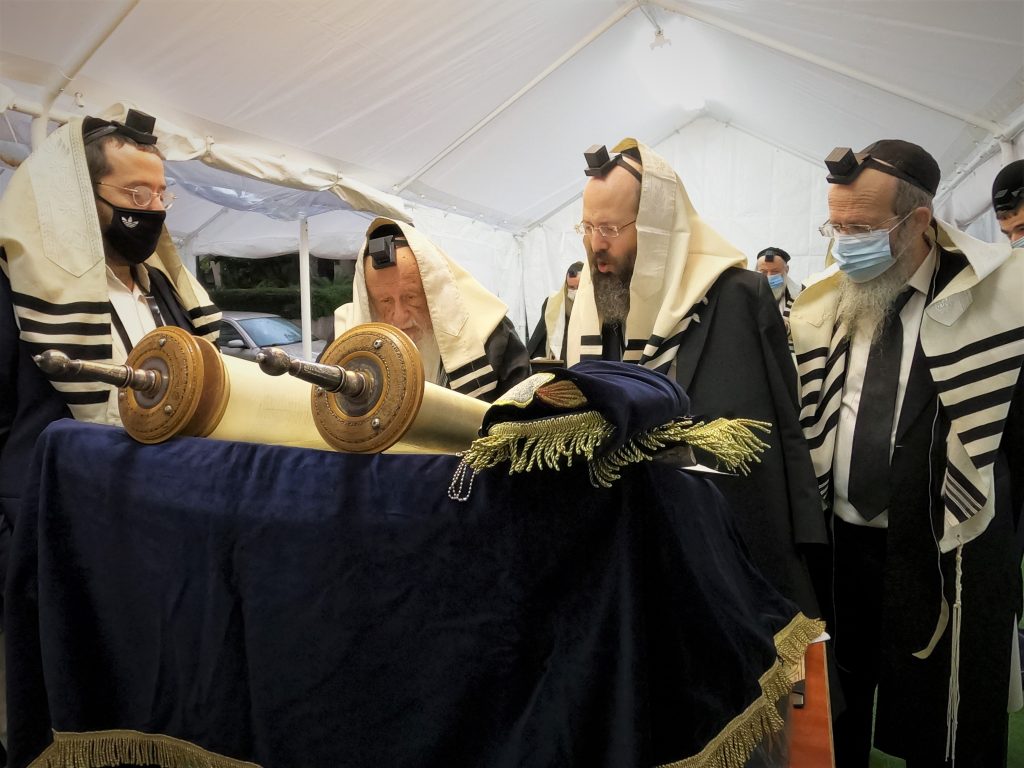 גלריה: הגרח"פ ברמן עובר לפני התיבה לע"נ לאביו הגרמ"ש זצ"ל