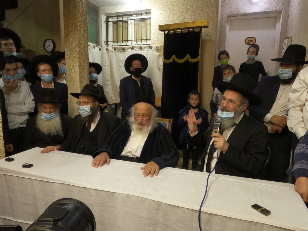 לאורו ניסע ונלך: מסיבת החנוכה בחצר ביתו של הגרב"ד פוברסקי