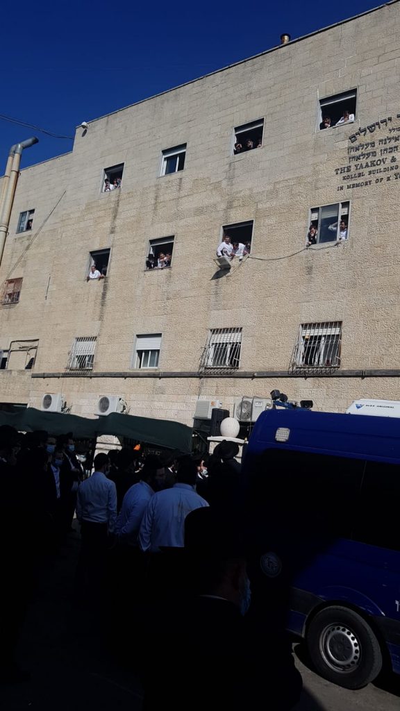 תיעוד: מסע הלווית הגר"א חדש זצ"ל • שידור חי