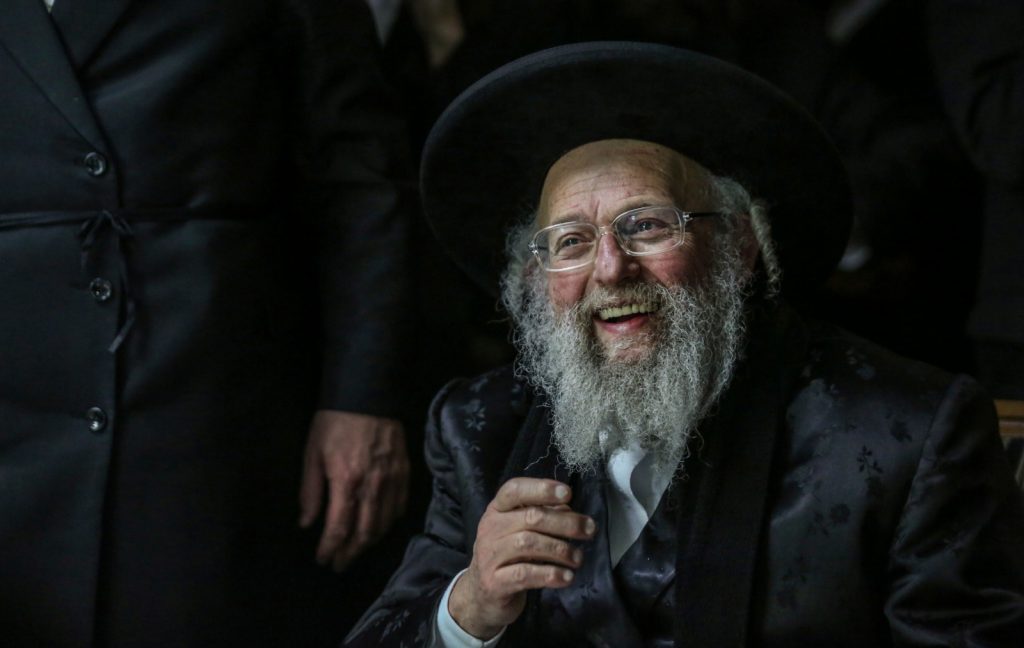 תיעוד: האדמו"ר מפינסק קרלין עם חסידיו במירון