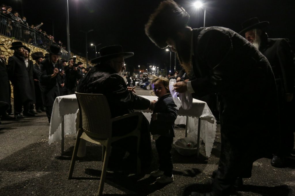 תיעוד: האדמו"ר מפינסק קרלין עם חסידיו במירון