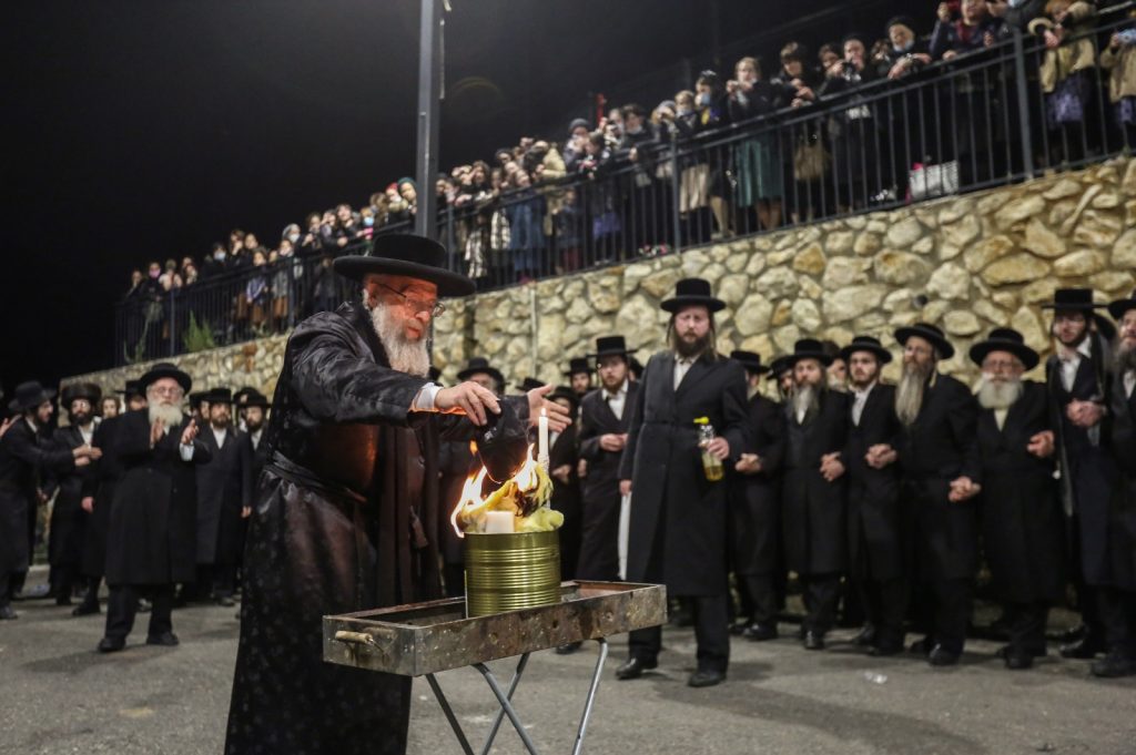 תיעוד: האדמו"ר מפינסק קרלין עם חסידיו במירון