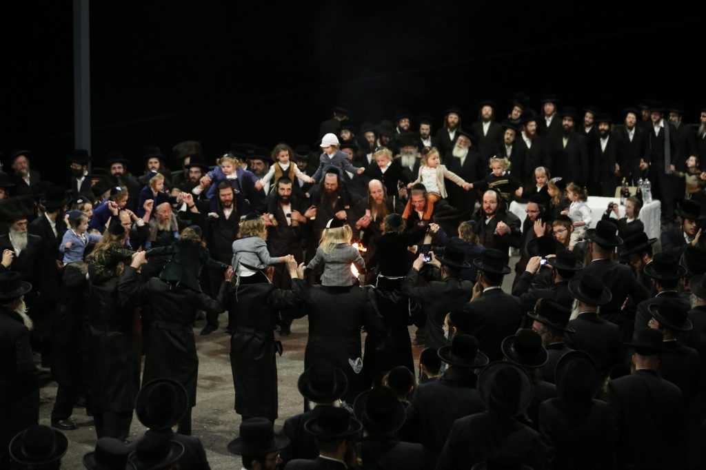 תיעוד: האדמו"ר מפינסק קרלין עם חסידיו במירון