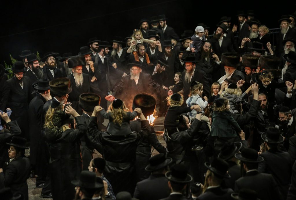 תיעוד: האדמו"ר מפינסק קרלין עם חסידיו במירון