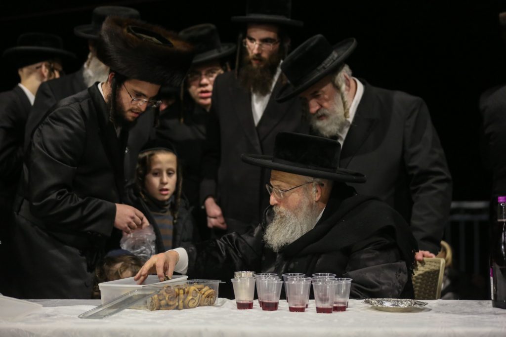 תיעוד: האדמו"ר מפינסק קרלין עם חסידיו במירון