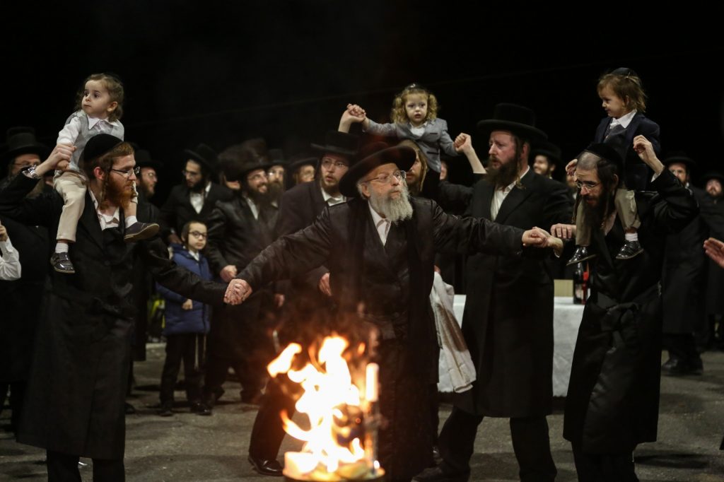 תיעוד: האדמו"ר מפינסק קרלין עם חסידיו במירון