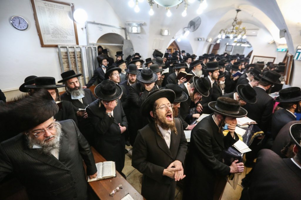 תיעוד: האדמו"ר מפינסק קרלין עם חסידיו במירון