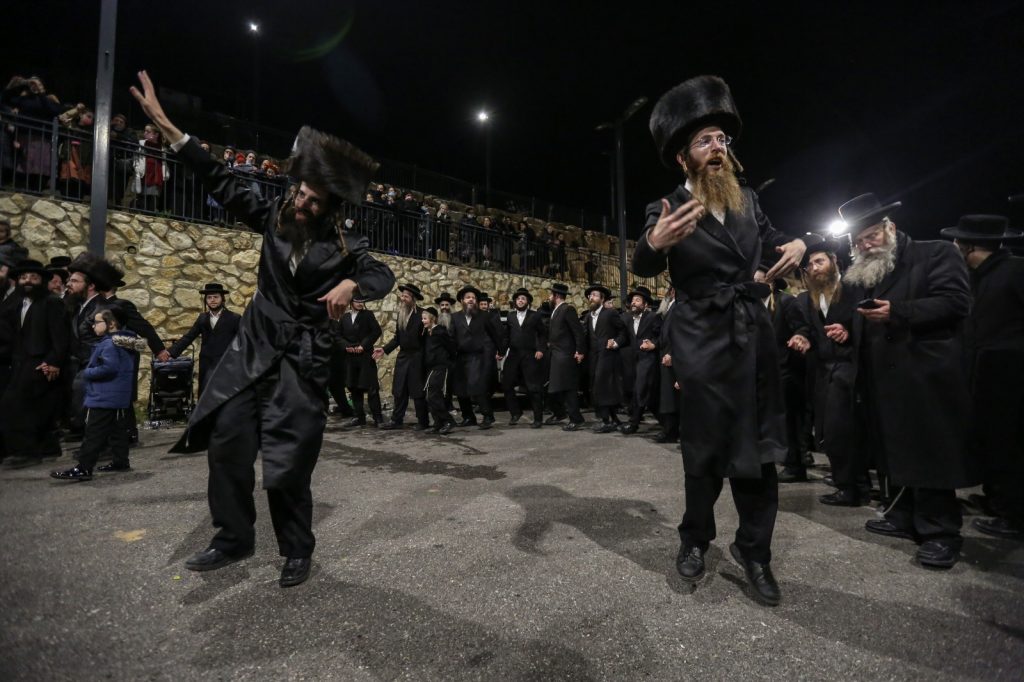 תיעוד: האדמו"ר מפינסק קרלין עם חסידיו במירון