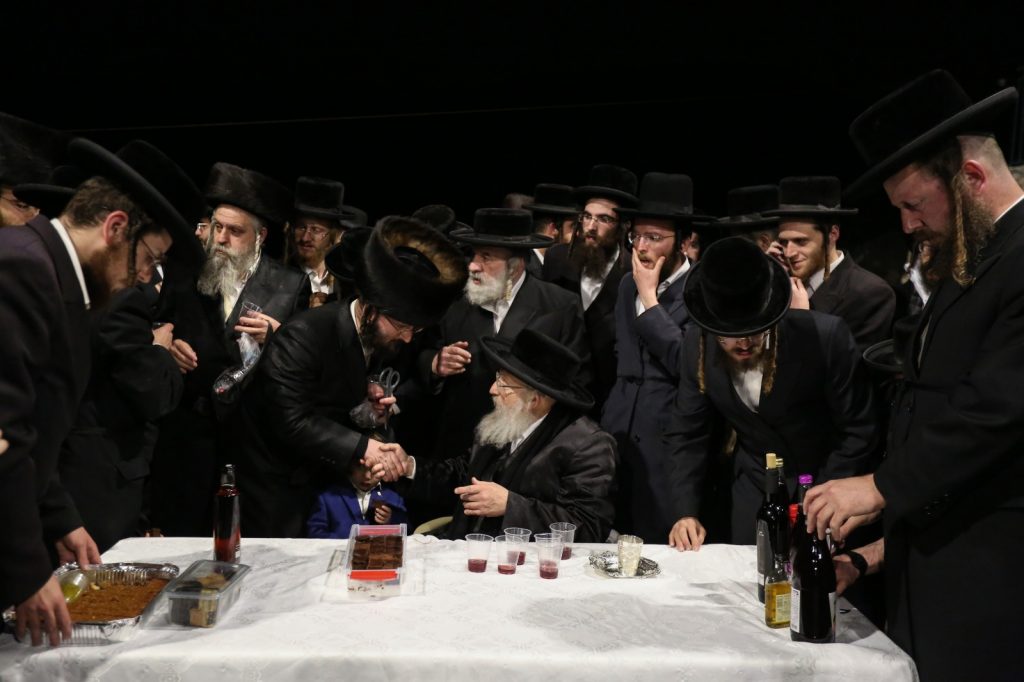 תיעוד: האדמו"ר מפינסק קרלין עם חסידיו במירון