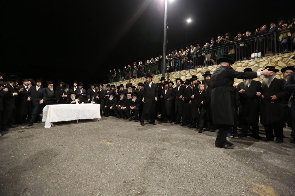 תיעוד: האדמו"ר מפינסק קרלין עם חסידיו במירון